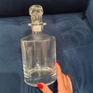 Glass decanter with skull top
